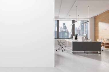 Bilgisayarlarla birlikte çalışan şık bir iç mekan. Sıraya dizilmiş masalar, parlak beton zemin. Bangkok gökdelenlerinde panoramik pencereli bir ofis. Boş duvar bölmesini düzenle. 3B görüntüleme