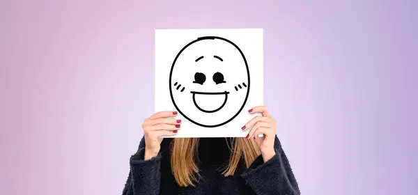 Portrét Mladé Ženy Která Zakrývala Tvář Plakátem Šťastnou Tváří Stojícím — Stock fotografie