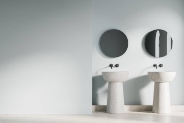 İki katı lavabosu olan şık bir otel banyosu, mavi duvarda iki yuvarlak ayna. Çağdaş dairede banyo alanı. Model boş duvar bölmesi. 3B görüntüleme