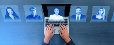 İnsan eliyle dizüstü bilgisayarda yazma, insan kaynaklı sanal ekran, kelle avcılığı. Profil resimli parlayan iletişim simgeleri. Çevrimiçi eleman alma, boş yer ve yönetim kavramı