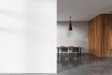 Beyaz, ahşap duvarları ve beton zemini olan şık ofis toplantı odasının içinde. Solunda siyah sandalyeler ve fotokopi duvarı olan uzun bir konferans masası. 3d oluşturma