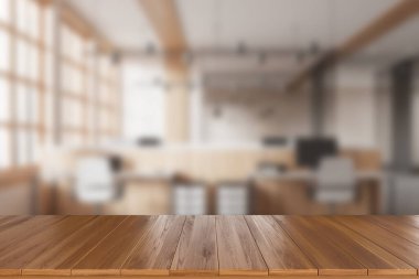 Ön planda ahşap masa, koltuklar ve bilgisayar ile birlikte çalışan bulanık iç mekanın arka planı, panoramik pencereli ofis dairesi. Ürün gösterimi için bir model. 3B görüntüleme