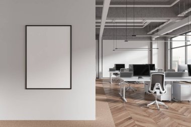 Beyaz duvarları, ahşap zemini ve gri sandalyeli sıra sıra bilgisayar masaları olan endüstriyel tarzda açık bir uzay ofisi. Dikey maket posteri. 3d oluşturma