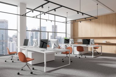 Ofisin iç tarafının köşesinde ortak masada bilgisayar, yerde halı var. Bangkok 'taki gökdelenlerin panoramik pencereleriyle eş zamanlı çalışma alanı. 3B görüntüleme