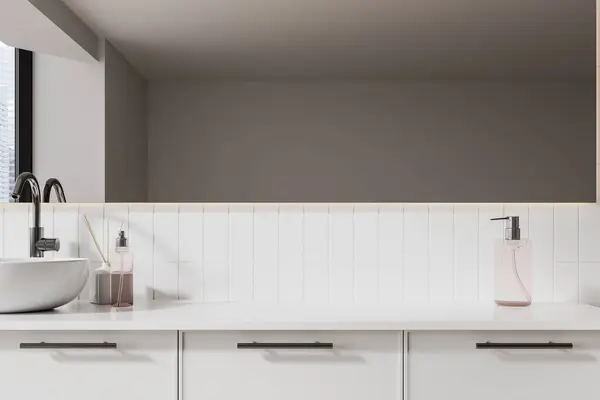 Interieur Van Stijlvolle Badkamer Met Witte Muren Comfortabele Witte Wastafel — Stockfoto