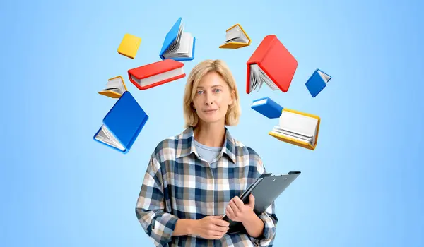 形象迷人的年轻欧洲女学生拿着文件夹站在蓝色背景与教育图标 知识和学习的概念 — 图库照片