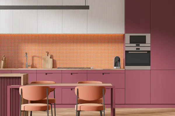 Colorido Casa Cozinha Interior Mesa Jantar Com Cadeiras Armário Cozinha — Fotografia de Stock
