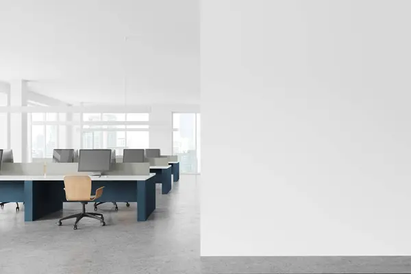 Interno Elegante Ufficio Open Space Con Pareti Bianche Pavimento Cemento — Foto Stock