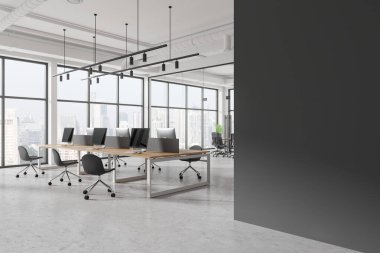 Cam duvar toplantı odası ve sıra sıra masaları olan şık beyaz endüstriyel ofis içi köşesi. Eğitim ve çalışma masaları için yer var. Soldaki gri kopya uzay duvarı. 3d oluşturma