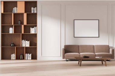 İç kanepede ve duvarda boş posterlerle.