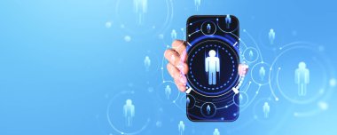 Mavi fotokopi arkaplanı üzerinde HR arayüzü olan akıllı telefon gösteren bir iş adamı. İnsan kaynakları ve askere alma kavramı
