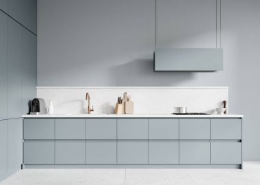 Açık gri ev mutfağı içinde lavabo, gaz ocağı, raflar, mutfak gereçleri ve kahve makinesi var. Modern dairede rahat, minimalist yemek dolabı. 3B görüntüleme