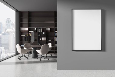 Gri duvarları, beton zemini, beyaz sandalyeli yuvarlak toplantı masası kitaplığın yanında duran ve dikey taklit posterleri olan şık ofis toplantı odasının içi. 3d oluşturma