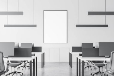 Beyaz duvarları, beton zemini, gri sandalyeli iki sıra bilgisayar masası ve dikey poster çerçeveli şık açık uzay ofisinin içi. 3d oluşturma