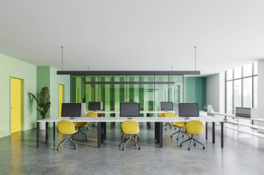 Ofisin iç kısımlarında sandalyeler, sıralarda bilgisayar ve sarı kapılar, gri beton zemin. Renkli iş yerleri ve gökdelenlerin panoramik pencereleri. 3B görüntüleme