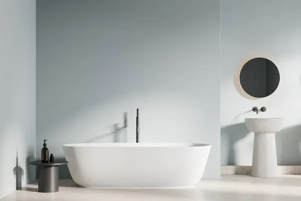 Interior Casa Banho Elegante Com Paredes Azuis Claras Piso Concreto — Fotografia de Stock