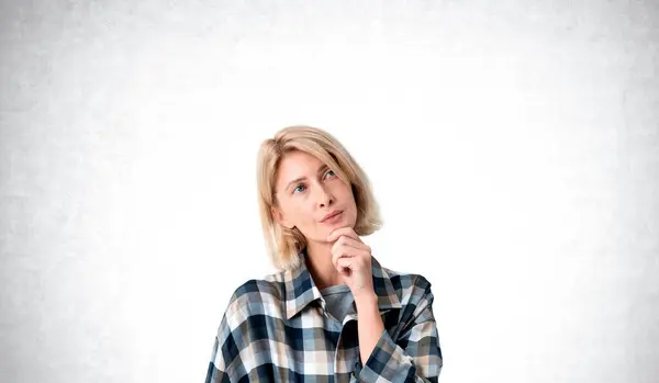 Молодая Европейская Женщина Клетчатой Рубашке Думает Пальцем Подбородке Выбирая Свой — стоковое фото