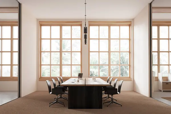Interieur Van Stijlvolle Kantoor Vergaderzaal Met Witte Glazen Muren Vloerbedekking — Stockfoto
