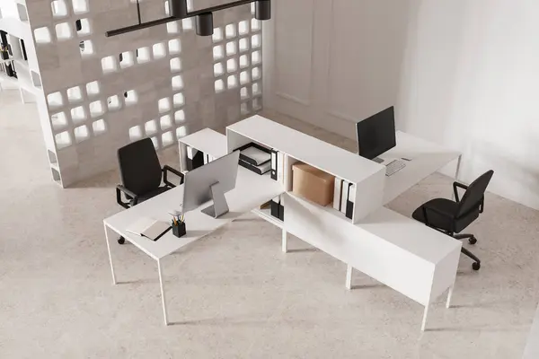 工作台上有个人电脑 水泥地板上有扶手椅 可以看到室内协同工作的全景 现代写字楼 家具简约 客房分隔 3D渲染 — 图库照片