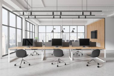 Gri, cam ve beyaz odalı iç mekan. Duvarında televizyon asılı ve uzay ofisi açık. Beton zemin. Masa başı işleriyle çalışıyorum. Finans ve eğitim. 3d oluşturma