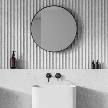 Duvara monte edilmiş musluklu modern banyo lavabosu ve çizgili bir duvara karşı yuvarlak bir ayna. Minimalist iç tasarım kavramı. 3B Hazırlama