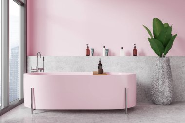 Cilt ürünleri ve bitkiyle dolu bir banyo ortamında pembe bir duvar ve mermer zemine karşı modern pembe bir küvet. 3B Hazırlama