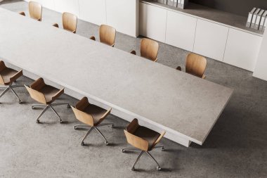 Beton masa, ahşap sandalyeler, toplantı masası ve gri beton zemin üzerinde klasörleri olan raflar. Minimalist konferans alanı. 3B görüntüleme