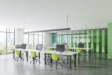 Sandalyelerle birlikte çalışma manzarası, sıralarda bilgisayar, gri beton zemin. Renkli iş yerleri ve gökdelenlerin panoramik pencereleri. 3B görüntüleme