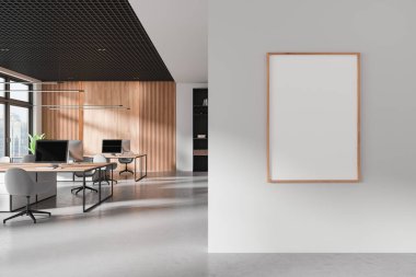 Bilgisayarlarla dolu modern bir çalışma odası, beton zemin. Gökdelenlerde panoramik penceresi olan bir iş yeri. Duvar bölmesindeki tuval posterini taklit et. 3B görüntüleme