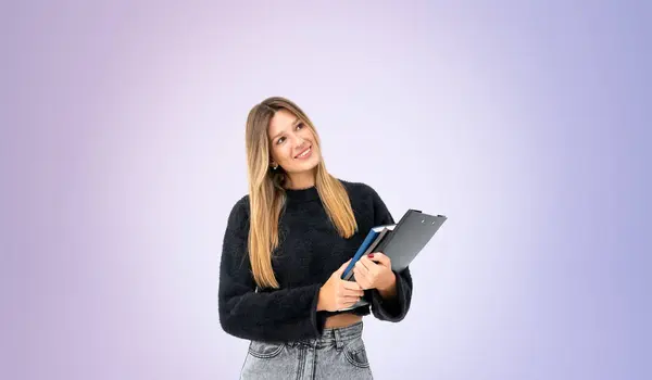Retrato Estudiante Mujer Feliz Con Portapapeles Cuaderno Las Manos Copia —  Fotos de Stock