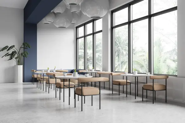 Vista Canto Interior Restaurante Branco Azul Com Cadeiras Mesas Fileira — Fotografia de Stock