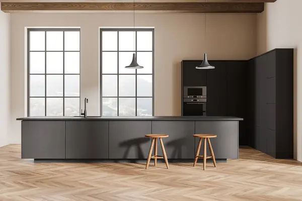 Moderne Kücheneinrichtung Mit Holzboden Und Schwarzen Schränken Unter Großen Fenstern — Stockfoto