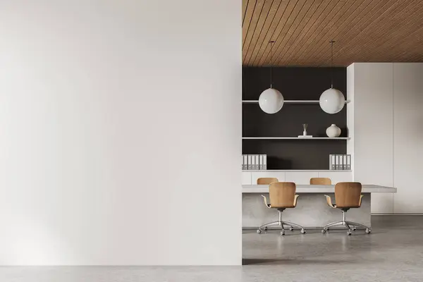Stilvolles Business Interieur Mit Konferenztisch Und Holzstühlen Regal Mit Ordnern — Stockfoto