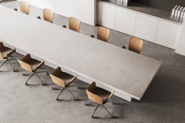 办公室内部的顶部视图 有混凝土桌子和木制椅子 会议室板和有文件夹的架子在灰色混凝土地板上 最低限度会议空间 3D渲染 — 图库照片