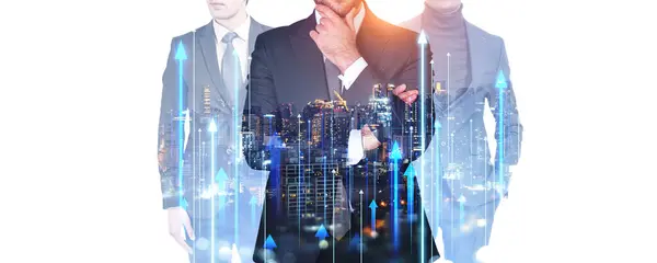 三个商人的肖像和曼谷摩天大楼在夜间 上升的箭头线和白色背景 智能城市 金融增长和商业会议的概念 免版税图库图片