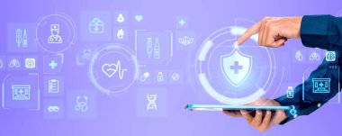 Mor arkaplandaki sağlık ikonlarını gösteren bir tablete dokunan bir kişinin eli, tıptaki teknolojiyi resmediyor.