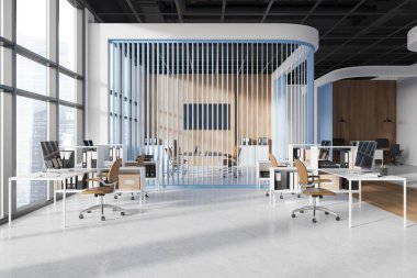 İş ortaklığı ve cam konferans odası ile samimi bir iç mekan, sıralardaki koltuklu bilgisayar bilgisayarları. Singapur gökdelenlerinin panoramik penceresi. 3B görüntüleme