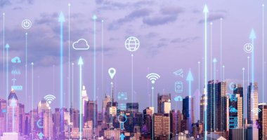Yükselen ok çizgileri olan New York gökdelenleri, simgelerden oluşan internet hologramları. Akıllı şehir kavramı, gelecekteki teknolojiler, küresel iş ağı ve ekonomi
