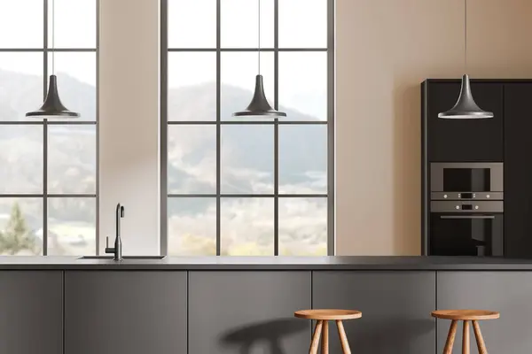 米色家庭厨房内部的布景 带有黑色酒吧岛和凳子 架子上有烤箱 在有全景窗户的现代公寓里做橱柜 3D渲染 — 图库照片