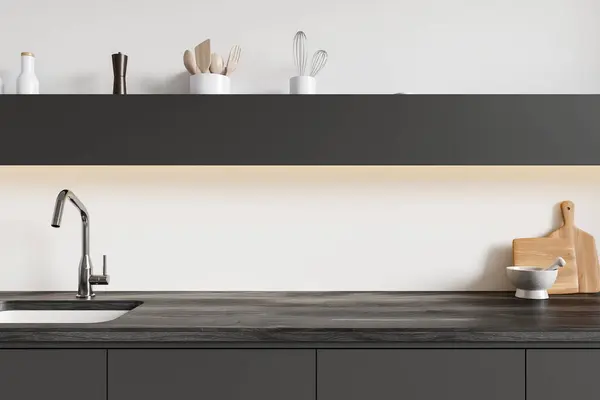用水槽和厨房用具 深色木制柜台和架子把家里的白色和黑色厨房的内部装饰起来 在现代公寓里做橱柜 3D渲染 图库照片