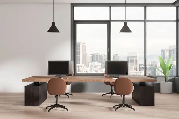 典雅的办公室内部 办公桌上有个人电脑 还有棕色椅子 硬木地板 在吉隆坡摩天大楼上设有全景窗口的时尚的工作场所 3D渲染 免版税图库图片