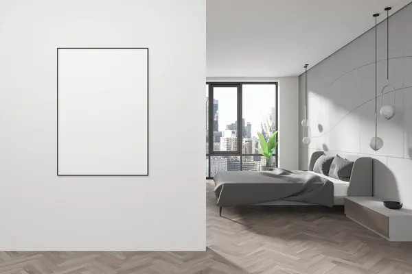 豪华宾馆卧房 床头柜 灰色床上用品 纽约摩天大楼上设有全景窗户的睡眠室 把帆布海报贴在墙上 3D渲染 免版税图库照片