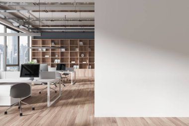 Masalar, bilgisayarlar ve şehir manzaralı modern ofis içi, ahşap zemin ve kitap rafı, boş bir duvar modeliyle. 3B Hazırlama