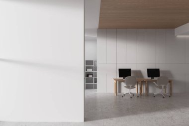 Masaları, bilgisayarları ve sandalyeleri olan modern ofis, beyaz duvar arka planında minimalist stil, ortak çalışma alanı kavramı. 3B Hazırlama