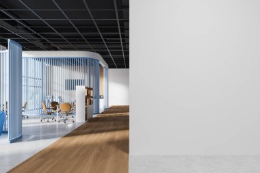 Çalışma odası ve cam toplantı odası olan beyaz ve mavi ofis. Singapur gökdelenlerinin panoramik penceresi. Boş duvar bölmesini düzenle. 3B görüntüleme