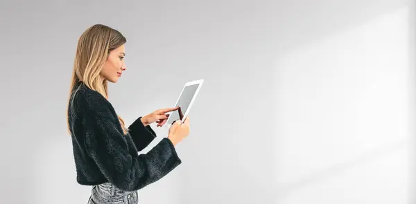 Жінка Чорній Нечіткій Куртці Використовуючи Цифровий Планшет Звичайному Світлому Тлі Стокова Картинка