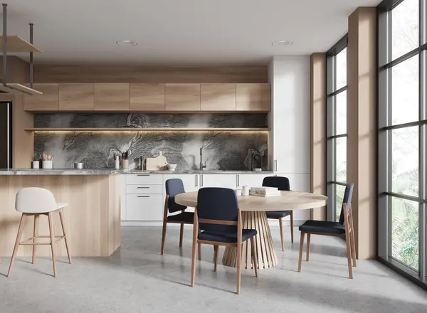 Moderne Køkken Interiør Design Med Træskabe Spisebord Stole Store Vinduer Stock-foto