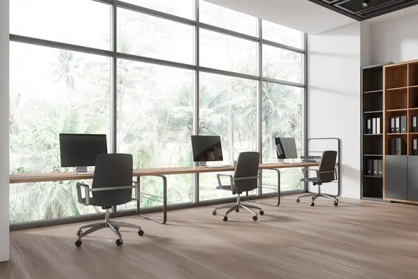 Moderní Kancelářský Interiér Lavicemi Židlemi Počítači Velkými Okny Výhledem Tropickou Stock Obrázky
