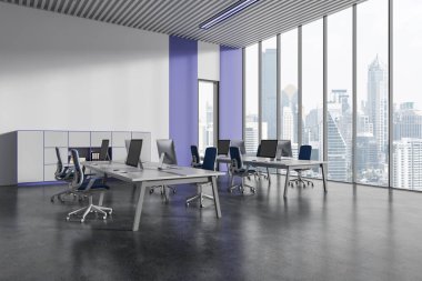 Ofis manzarası koltuklu, bilgisayar sıralı, beton zemin üzerinde. Takım çalışması alanı, Bangkok gökdelenlerinin panoramik penceresi. 3B görüntüleme