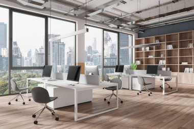 Masada bölümlü bilgisayarlarla birlikte ahşap iç mekan manzarası. Bangkok gökdelenlerinin rafları ve panoramik pencereleriyle aynı çalışma alanı. 3B görüntüleme